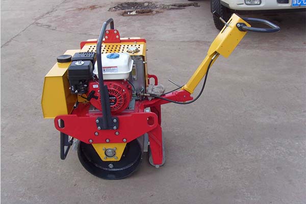 小型<a href='http://m.gangka.com.cn' target='_blank'>壓路機(jī)</a> 小型<a href='http://m.gangka.com.cn' target='_blank'>壓路機(jī)</a>