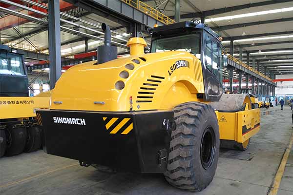 大型<a href='http://m.gangka.com.cn' target='_blank'>壓路機</a>